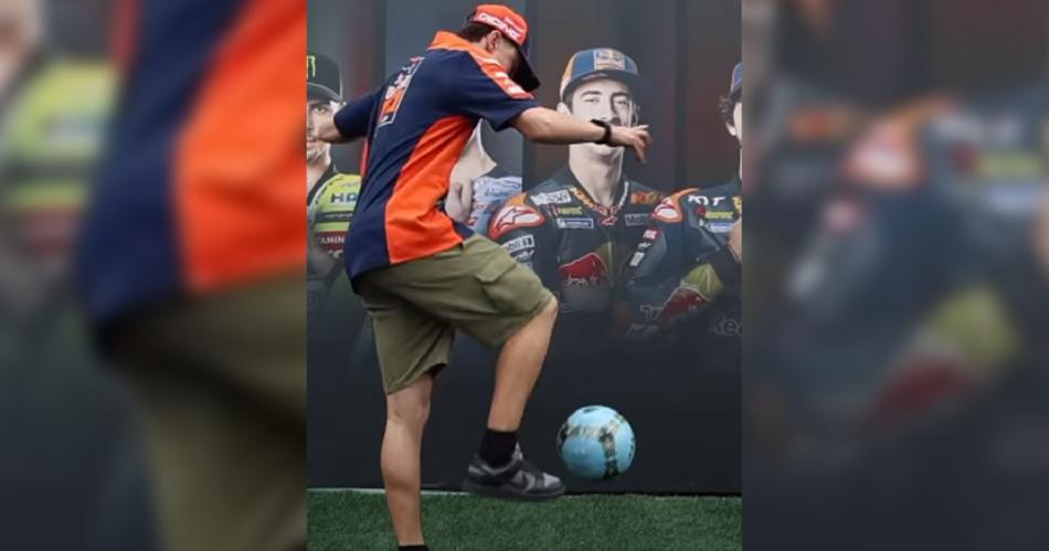 Valentín Perrone demostrando su destreza futbolera en el MotoGP