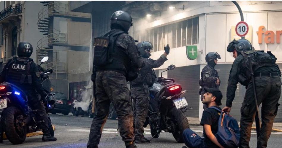 Ms de cien personas fueron detenidas tras los disturbios en la marcha de los jubilados (Foto- Leandro Heredia  TN)