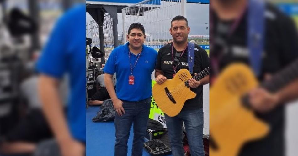 Marcelo Toledo junto a su msico en la prueba de sonido en el MotoGP