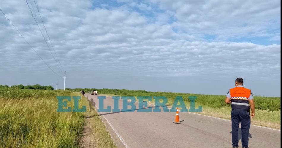 Criminalística realiza pericias en el lugar del accidente donde murió un padre y su hija