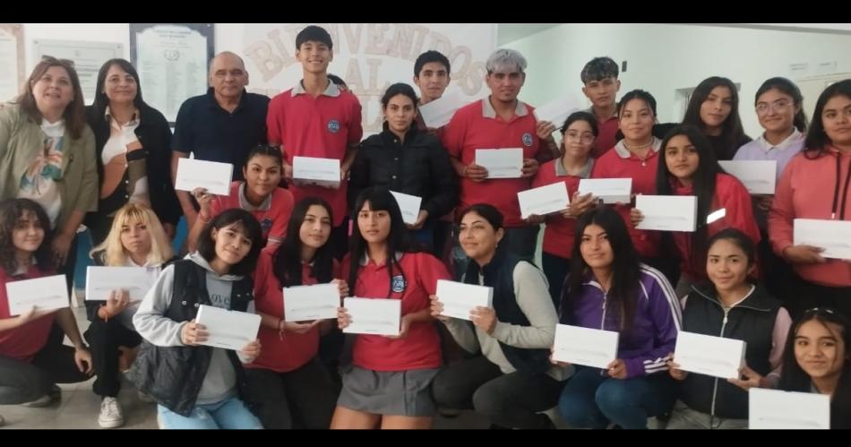 Entregan tablets a alumnos del Colegio Secundario San Ramoacuten