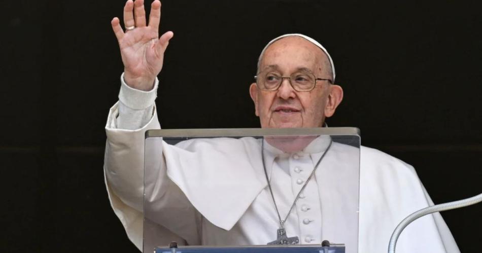 El Papa Francisco mostroacute una ligera mejoriacutea y continuacutea estable