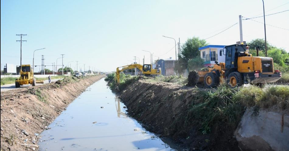 Obras Puacuteblicas de la Capital trabaja en el despeje y limpieza de los desaguumles del sur de la ciudad