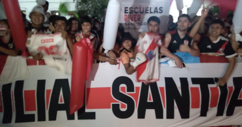 iexclLocura Millonaria en Santiago El plantel de River fue recibido por cientos de fanaacuteticos