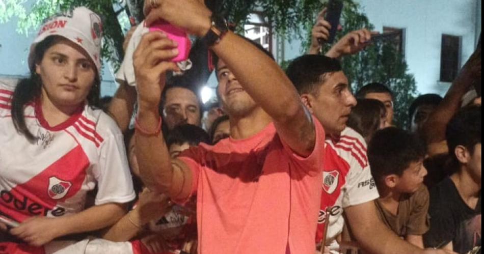 iexclLocura Millonaria en Santiago El plantel de River fue recibido por cientos de fanaacuteticos