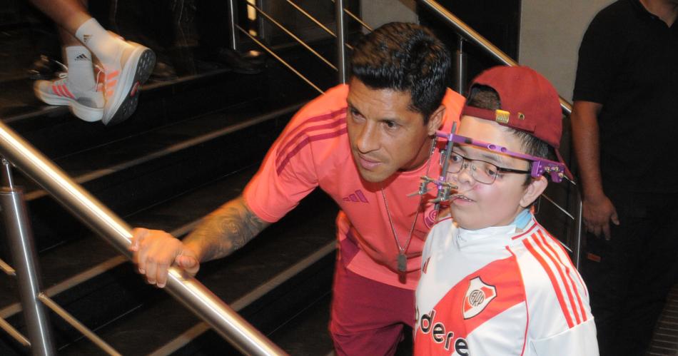 GESTO Enzo Pérez se sacó fotos con un niño con capacidades diferentes