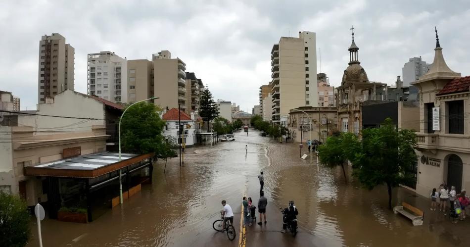 Inundaciones en Bahiacutea Blanca- Kicillof daraacute un subsidio de 800000 a cada familia afectada por el temporal