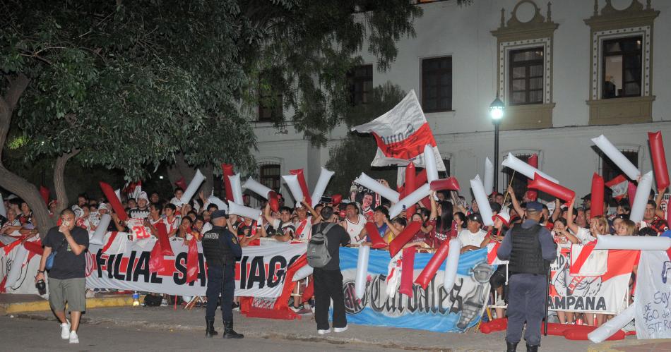 Revolucioacuten roja y blanca en Santiago del Estero con Gallardo y el Millo