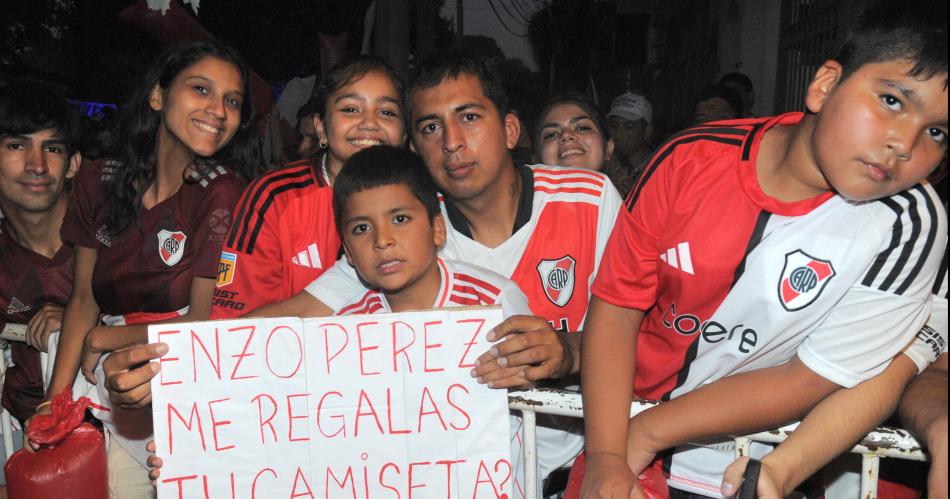 MOMENTOS TOP Un niño le hizo un cartel a Enzo Pérez que luego le regaló la camiseta El zaguero juvenil Ulises Giménez (derecha) tuvo su primera convocatoria en la Primera de River y disfrutó del calor de los hinchas santiagueños