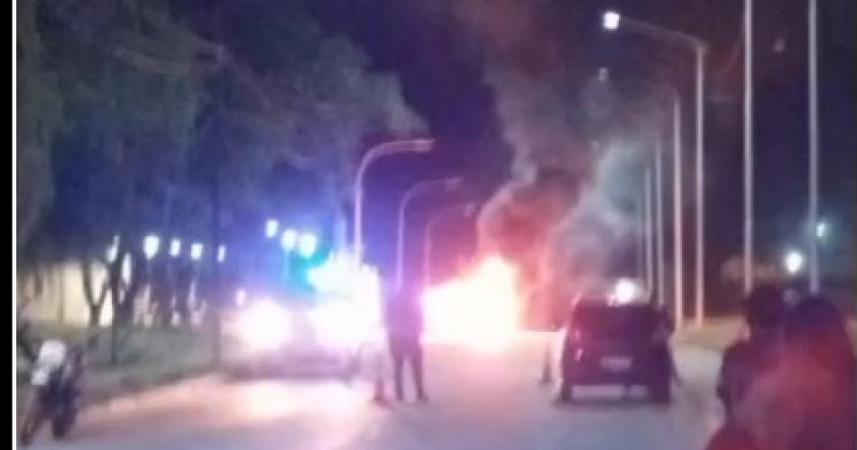 Un auto se prendió fuego y 4 docentes se salvan de milagro