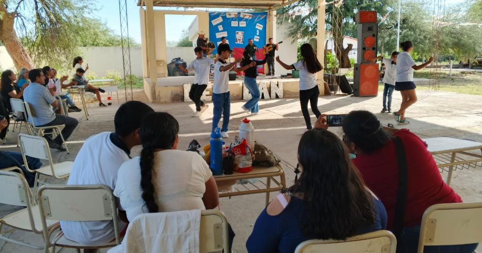 La Escuela Nordm 163 de Estacioacuten Atamisqui homenajeoacute a Leo Dan