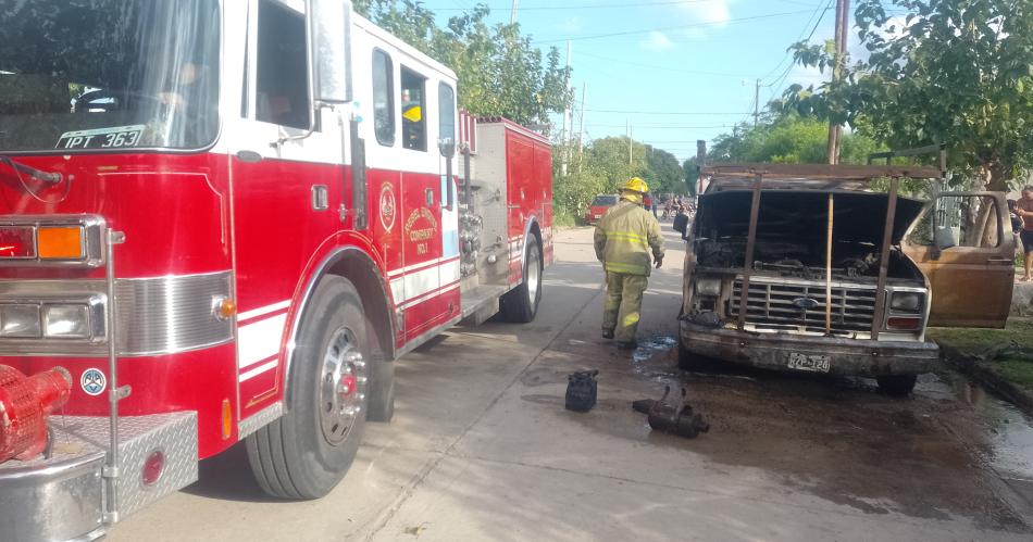 Bomberos voluntarios apagaron el fuego de una camioneta