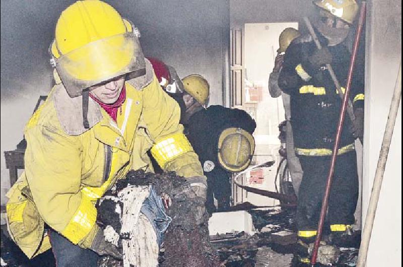 Un voraz incendio destruyó la habitación de una casa de familia El fuego se habría iniciado