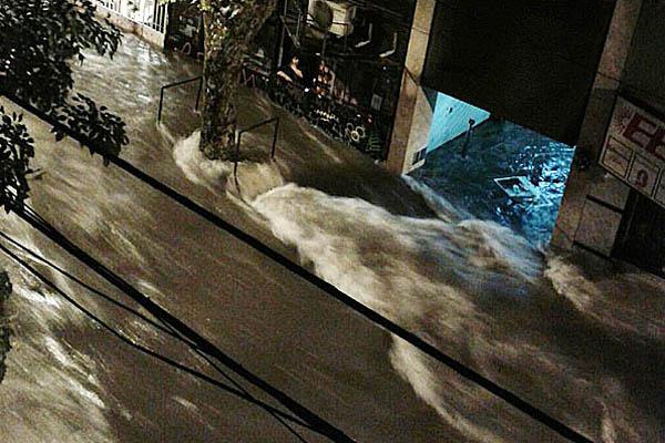 Intenso Temporal Provocó Inundaciones Y Cortes De Luz En Capital Y Gran