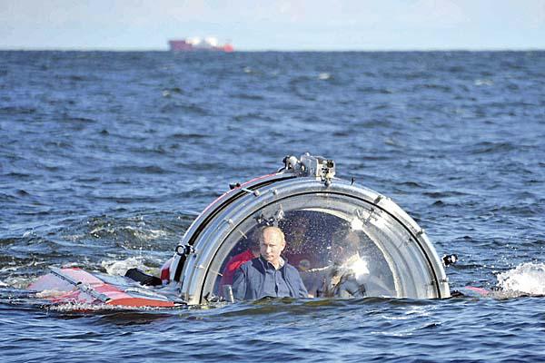 PUTIN SE SUMERGE EN EL FONDO DEL MAR EN UN BATISCAFO