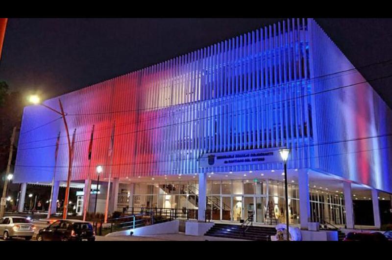 La Sede Del Concejo Deliberante De La Capital Luce Los Colores De La Bandera De Santiago Del