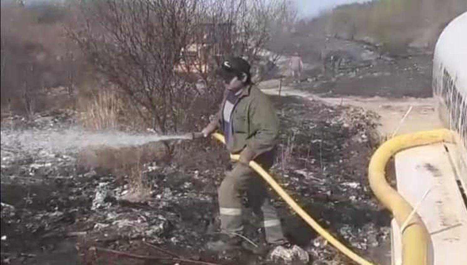 Tratan De Sofocar Un Gran Incendio En Un Antiguo Basural Trabaja Personal De Bomberos 0310