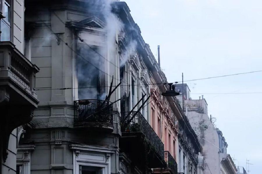 VIDEO: Una Mujer Intenta Escapar Del Incendio De Un Edificio Por Los ...