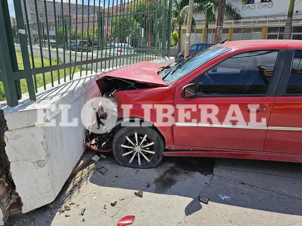 Impactante Choque Terminó Con Un Auto Incrustado En La Pared Del ...