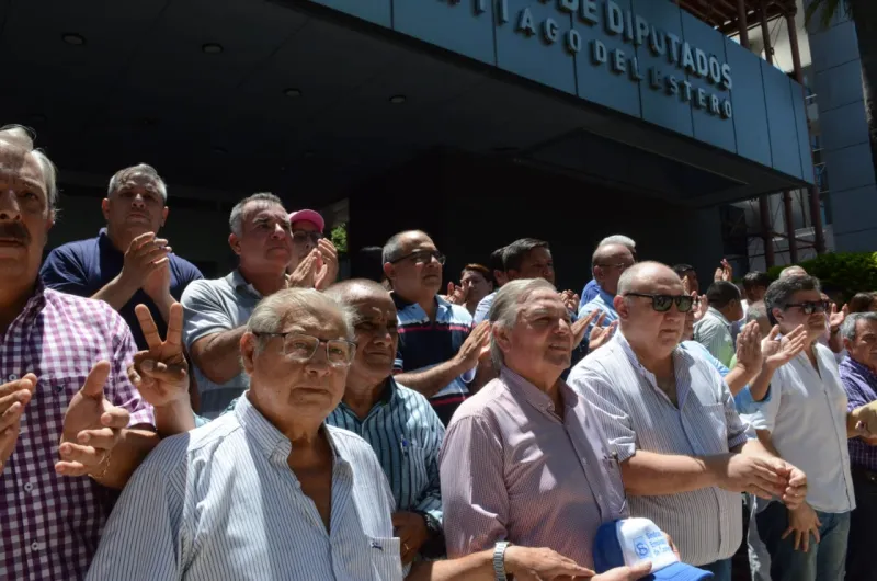 Fotos Y Video Masiva Marcha De La Cgt Local Contra El Dnu Y La Ley ómnibus De Milei 6986