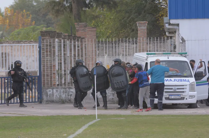 Video Disturbios Pedradas Y El Enojo De Los Hinchas De Sarmiento Al