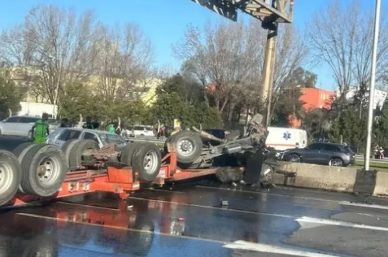 Brutal Vuelco En Panamericana Un Camión Quedó Partido En Dos Y Hay Un Herido El Incidente 3579